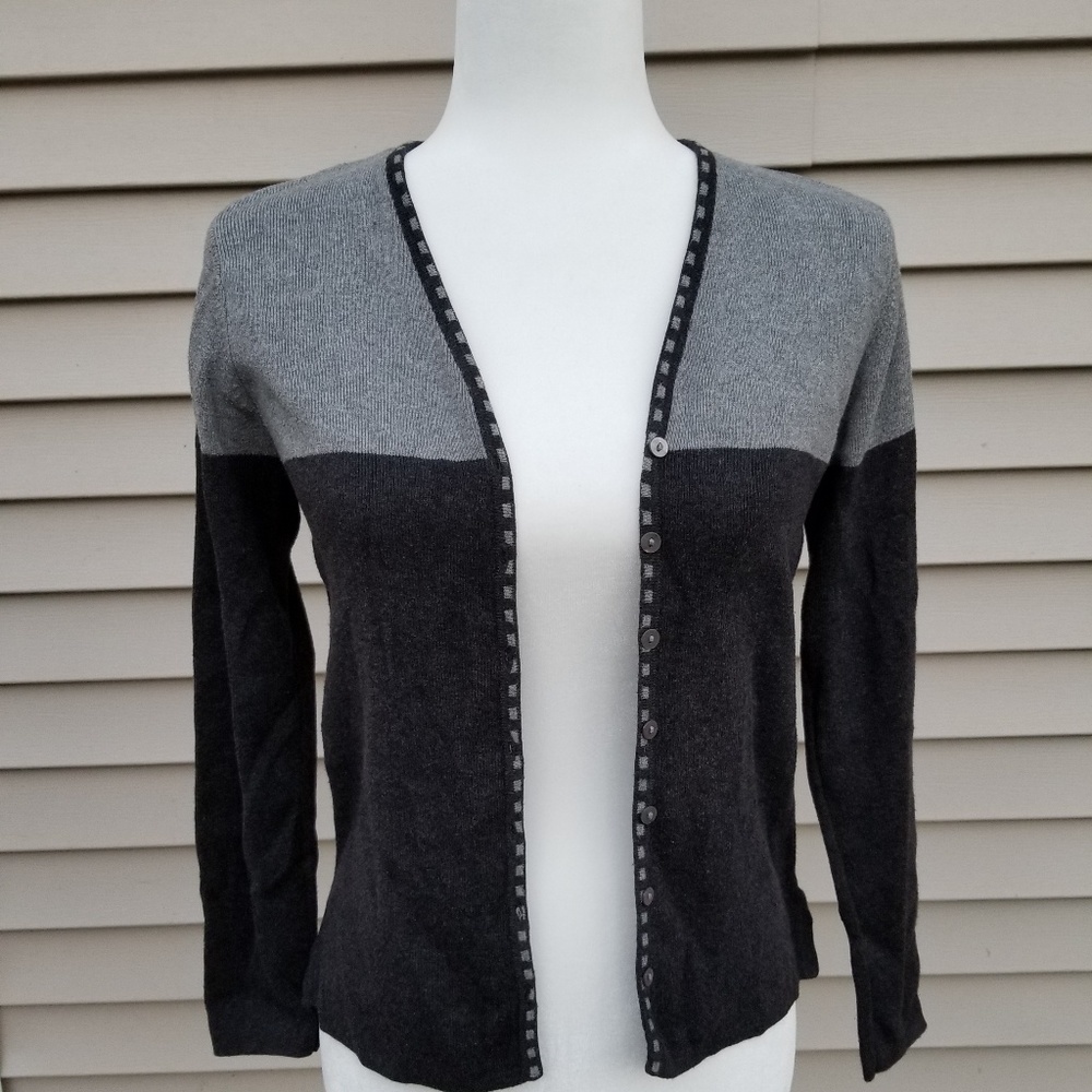JEANNE PIERRE BUTTON CLOSURE SWEATER size small
